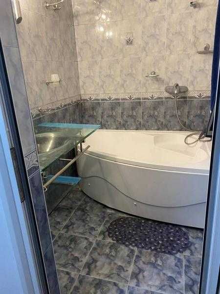 Тристаен апартамент срещу хотел България!