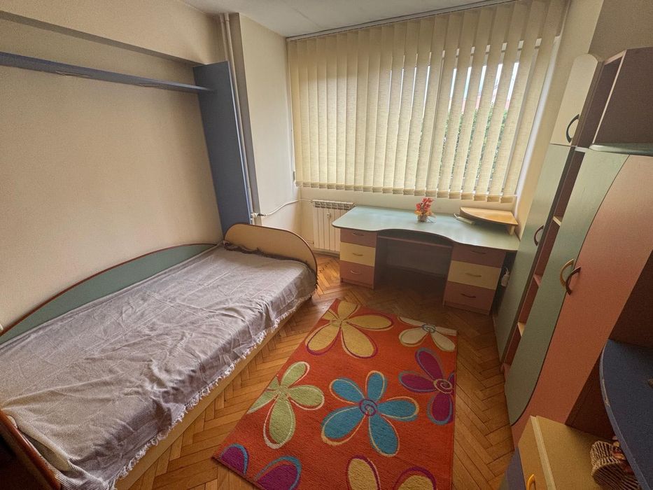 Inchiriez apartament cu 3 camere zona Bulevardul Dacia colt cu Decebal