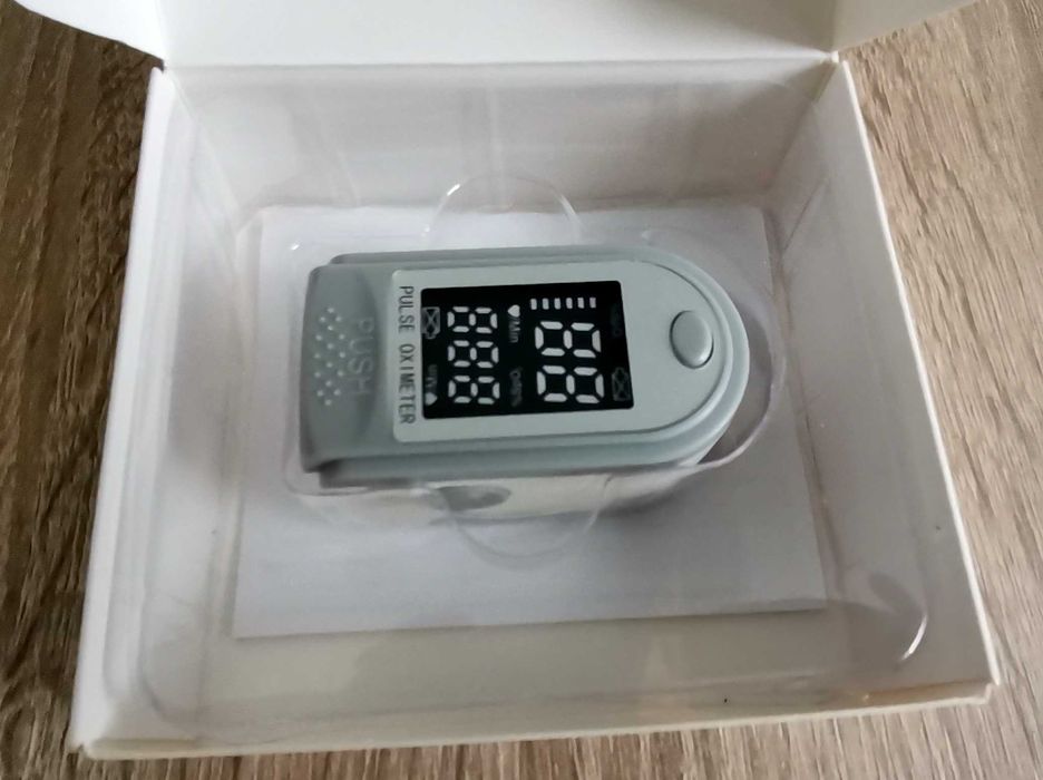 Aparat masurare a pulsului la deget calculare a oxigenului din sange