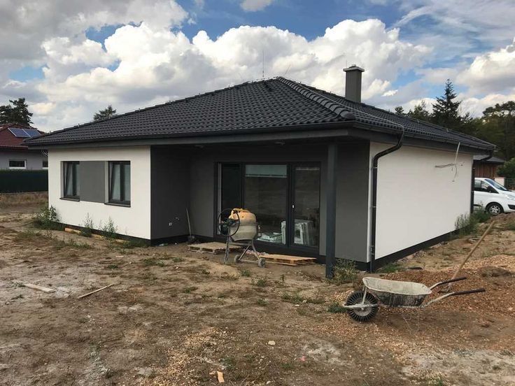 Case pe structură metalică panouri sandwich la cheie sau la roșu