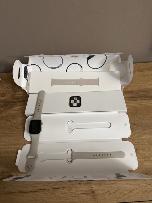 Apple Watch  SE 40mm Starlight Aluminum Case Starlight Sport Band