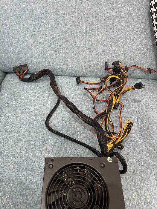 Продавам захранване Cooler Master B700 - ver.2 


Описание: