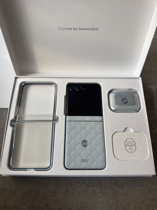 Motorola Razr 60 x Swarovski + MotoBuds Loop