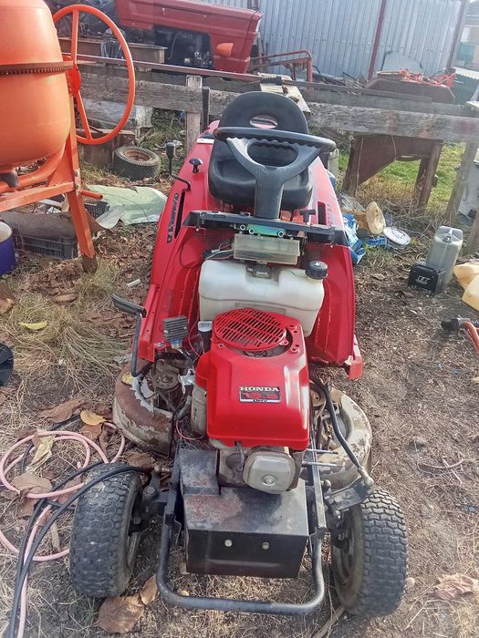 Vând tractoraș de tuns iarba