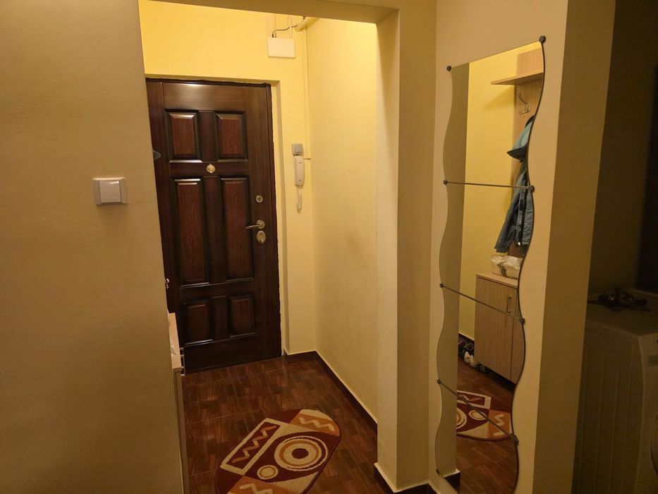 De închiriat,apartament decomandat