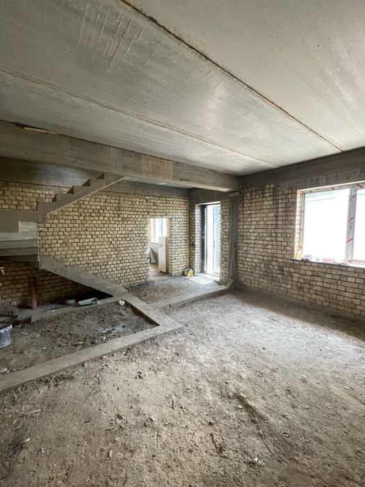 Uy 2qavatli 4xona va oshxona