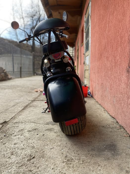 Scuter electric limitat la 25 km la ora în stare buna