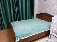 Продам двухспальную кровать с матрасом 
Матрас покупался новым