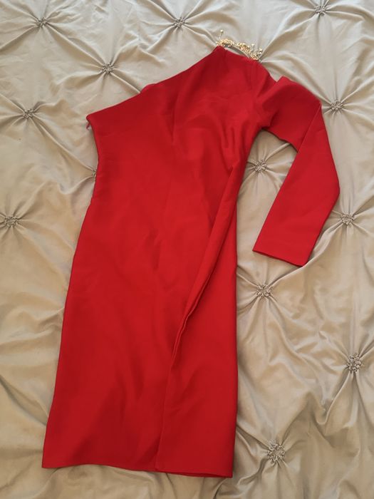 Червена къса рокля с един ръкав и камъни