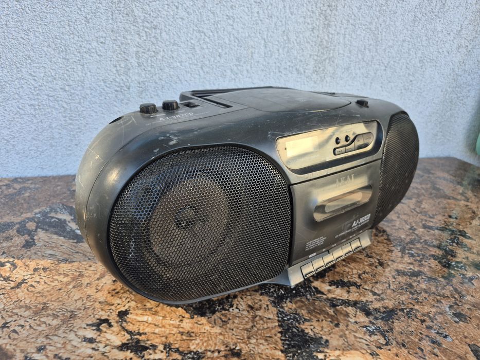 Radio Casetofon marca Akai model AJ-302CD