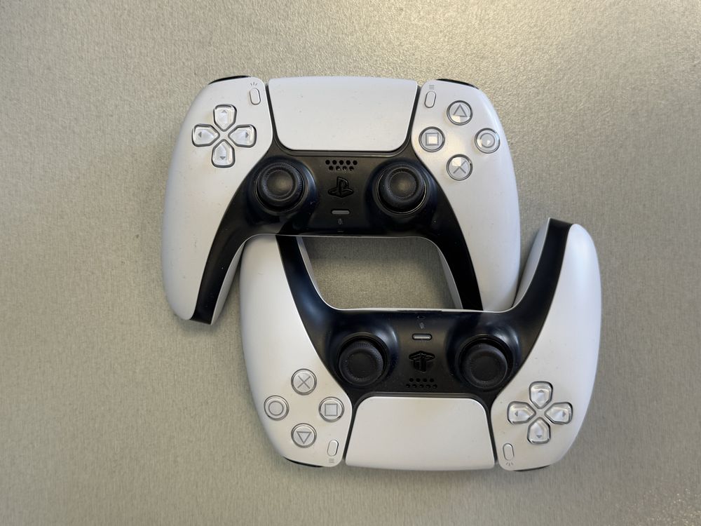 Продавам PS5 с два джойстика