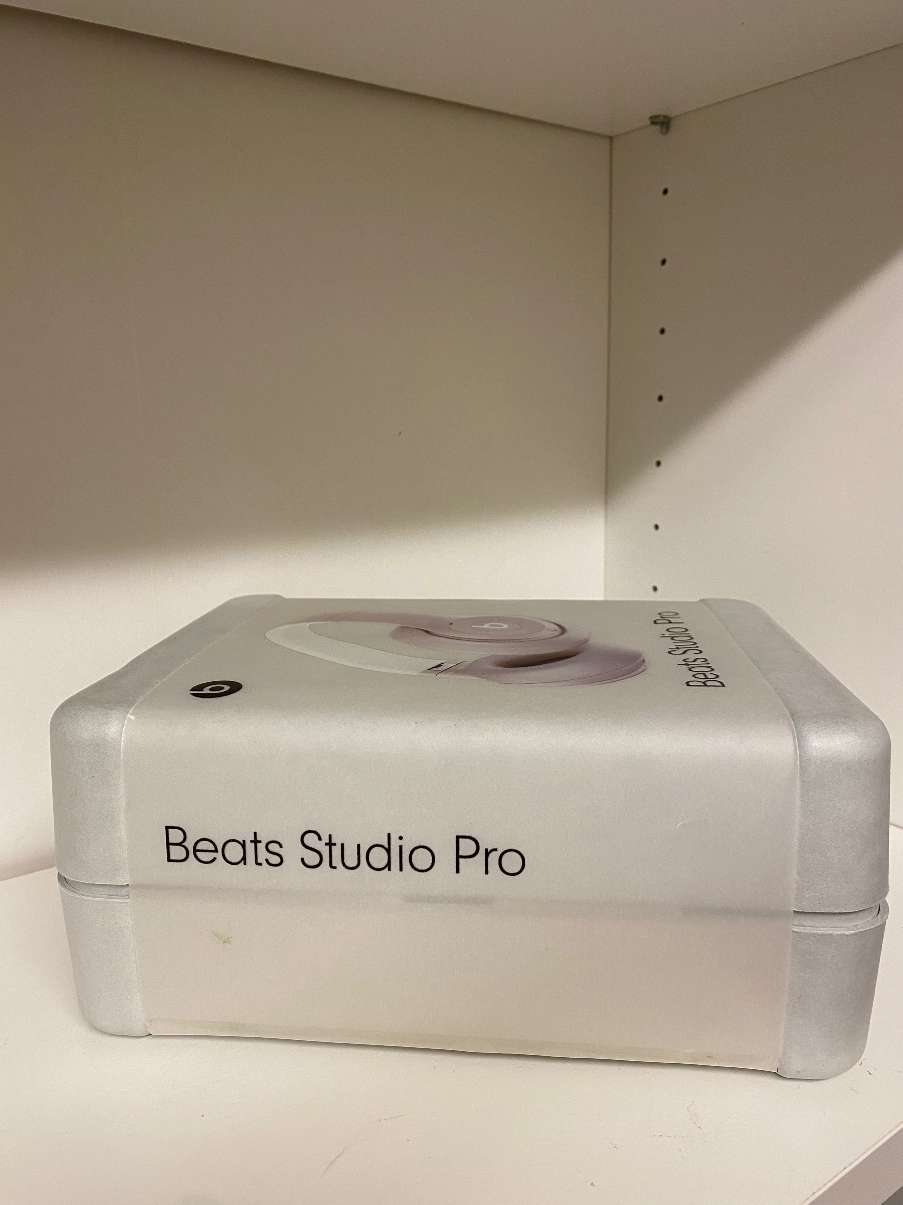 Beats Studio Pro бежови безжични слушалки ANC