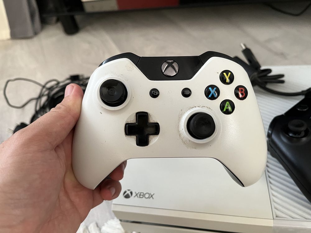 Продам игровую приставку xbox one 500GB