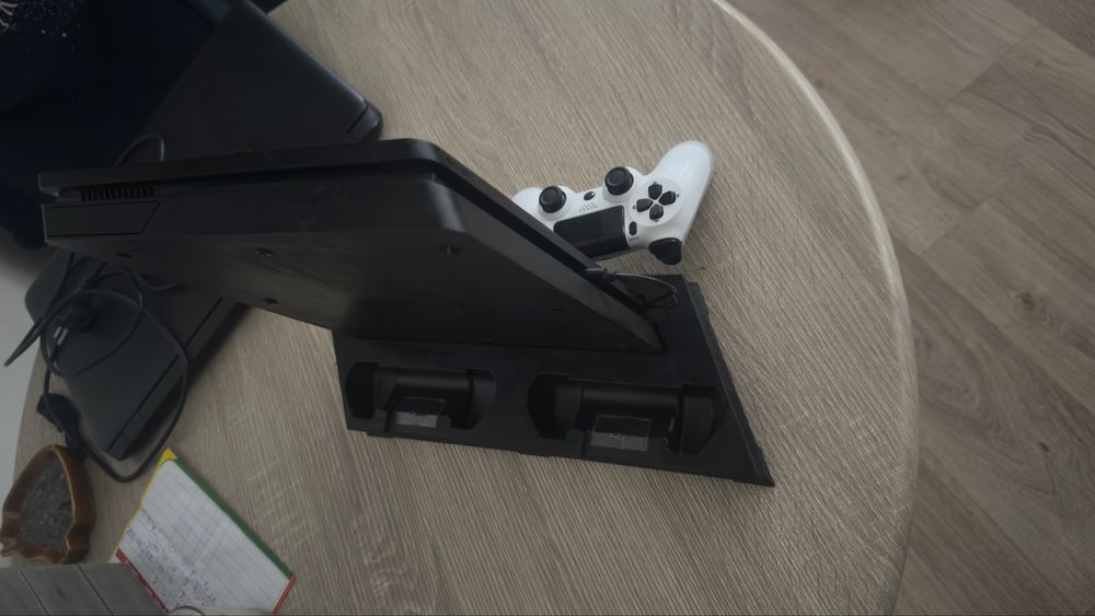 PS4 Slim 500GB + Maneta +Statie incarcare+cabluri