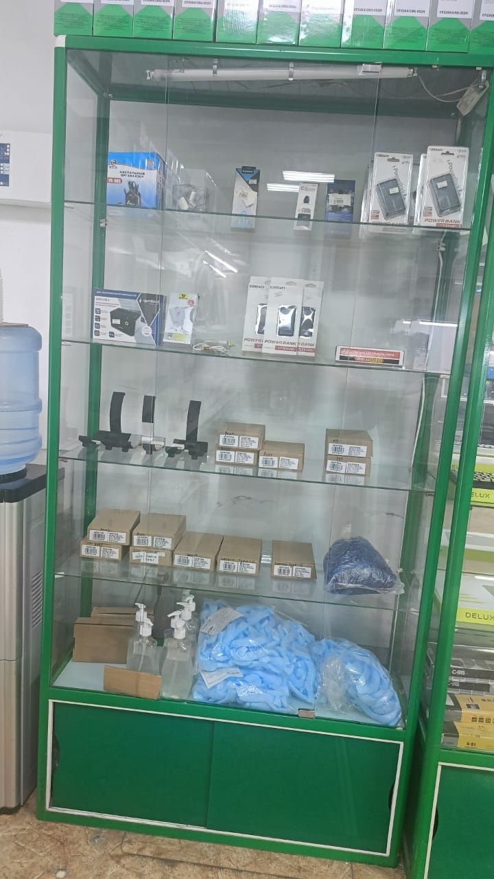 Продам стеклянную витрину