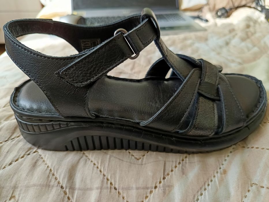 Дамски сандали от естествена кожа.