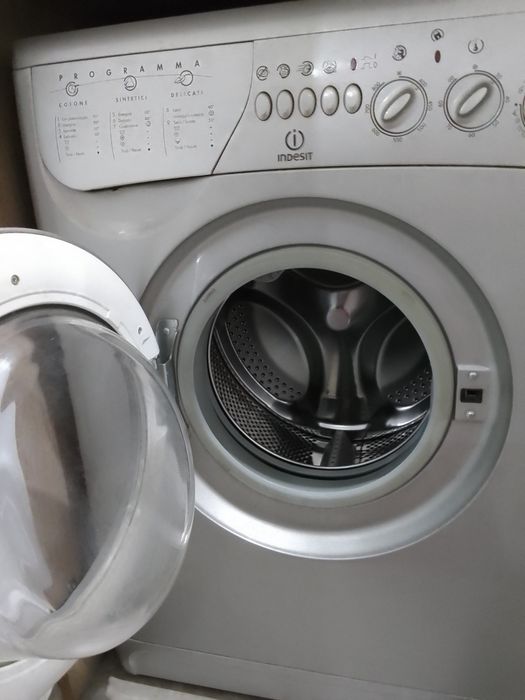 Продавам пералня Indesit