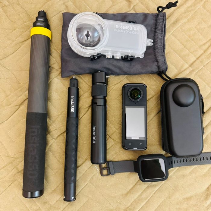 Экшн камера Insta 360 X4 с комлектом аксессуаров.