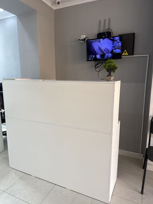 Стол для администратора / ресепшн стойка