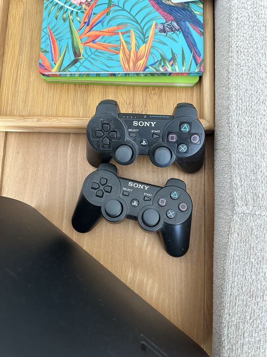 PS3 320 GB два джойстика