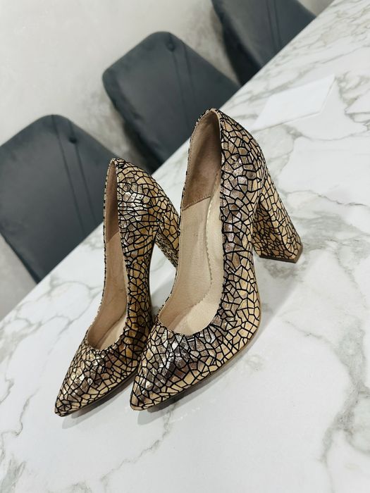 Pantofi stiletto aurii
