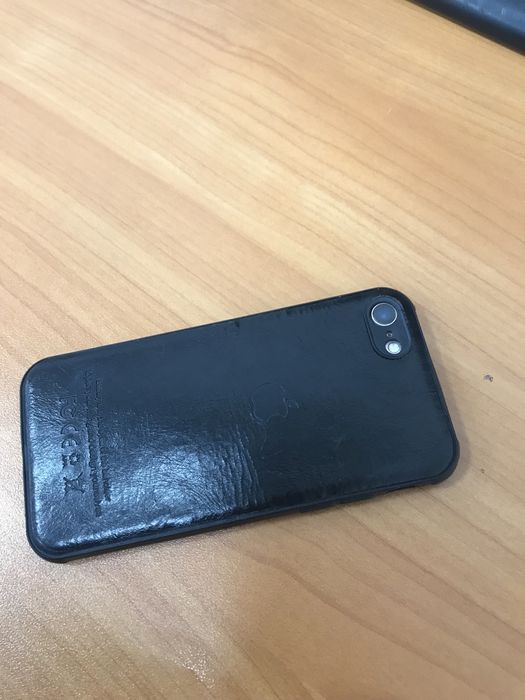 Айфон 7 в хорошом состаяни есть трешина на экране все работает идално