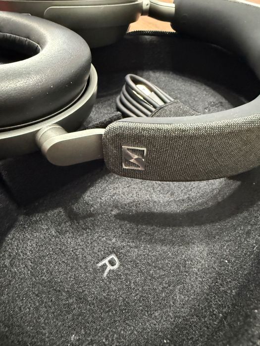 Casti Sennheiser Momentum 4 ca noi