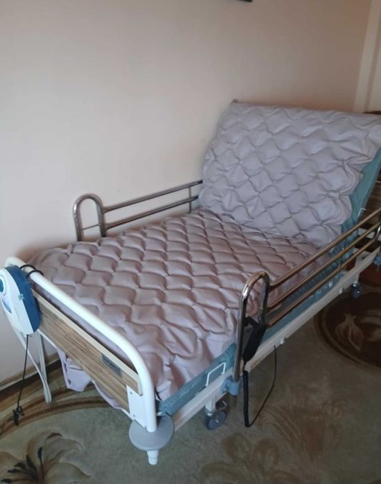 Pat electric cu telecomanda pentru persoane cu dizabilități .