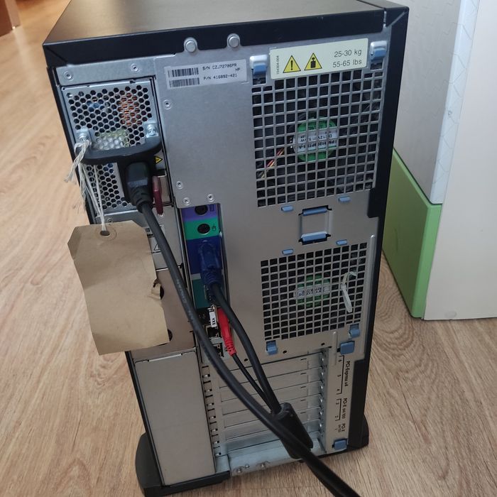 Серверный компьютер и монитор