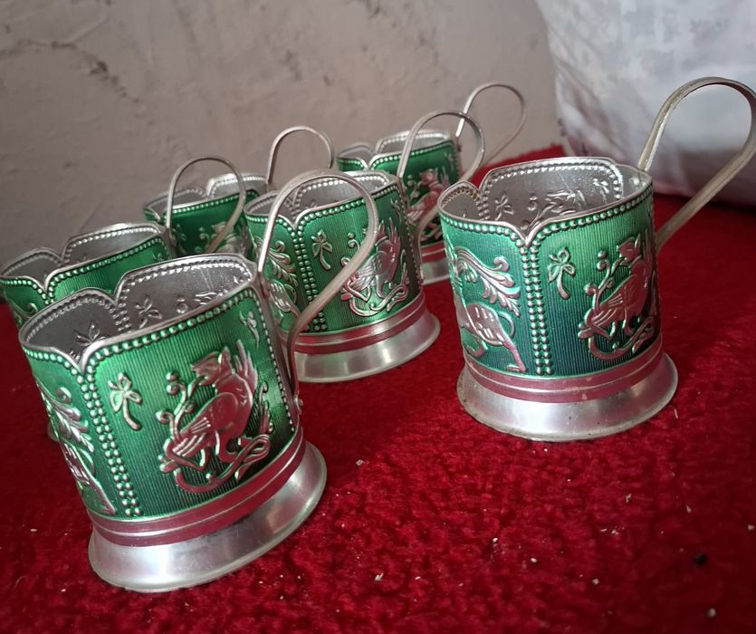 Suporturi din aluminiu pentru pahare.