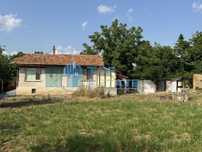 Тухлена къща с кладенец и стопански постройки в село Драганово, облас