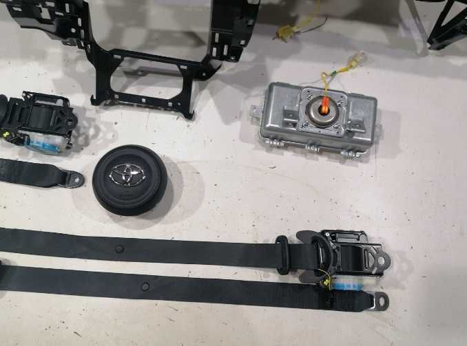 Toyota Yaris 4 CROSS - kit airbag - plansa bord -  centuri siguranta