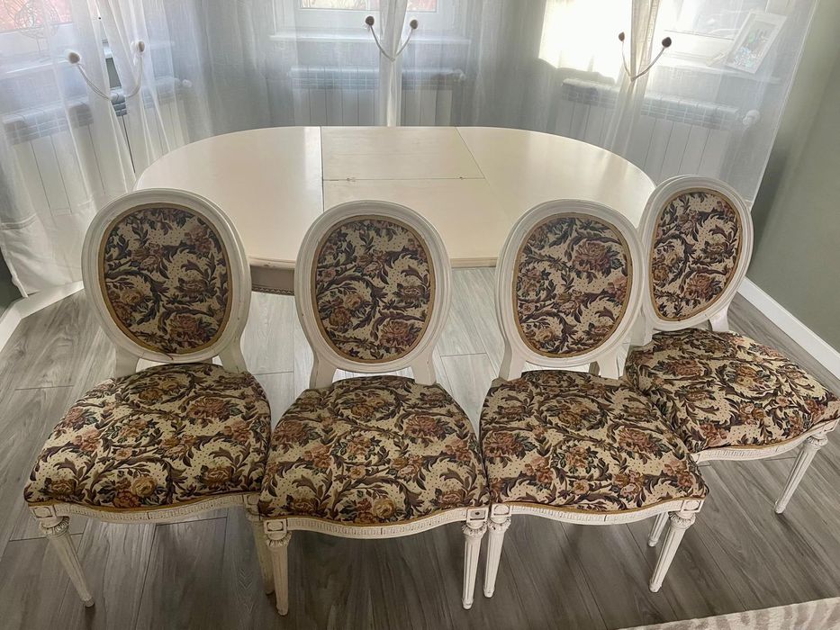 Vând masă extensibilă.