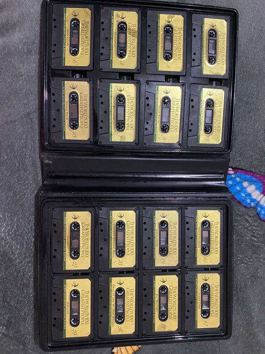 Se vând casete audio explicând 100 de momente istorice...