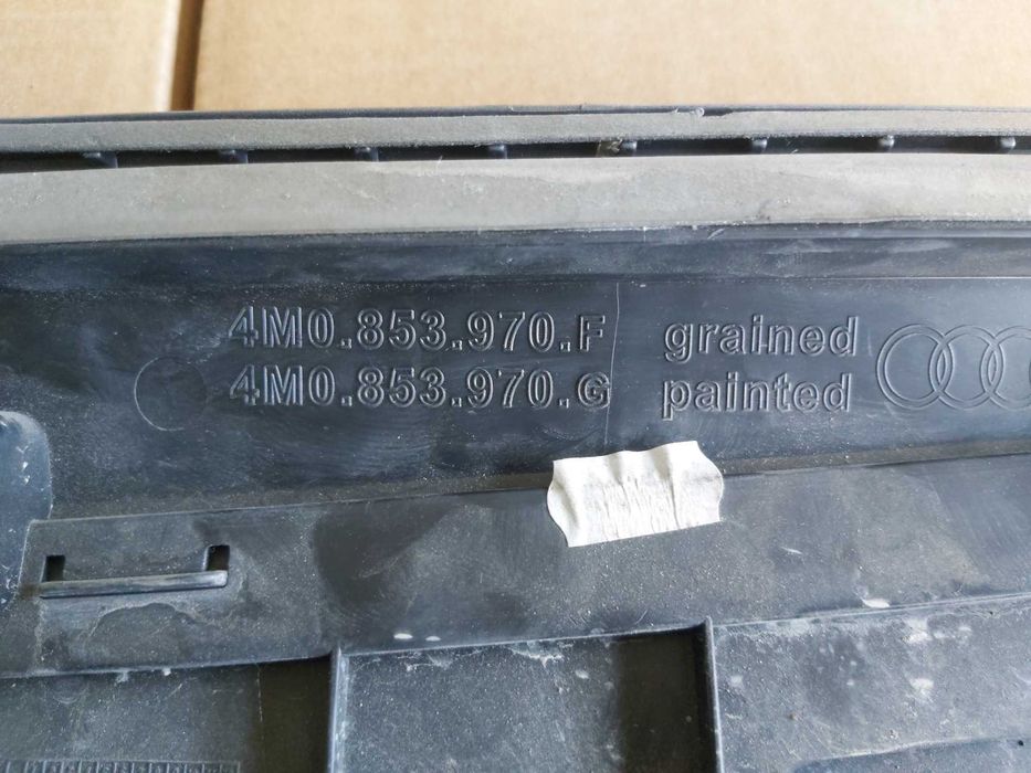 Audi Q7 15-20 4MO853970F обливка на врата,