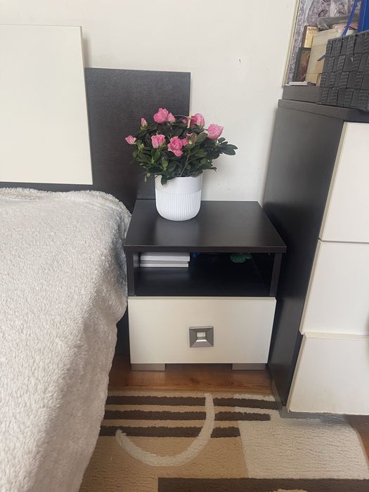 Продавам спалня с матрак и две нощни шкафчета