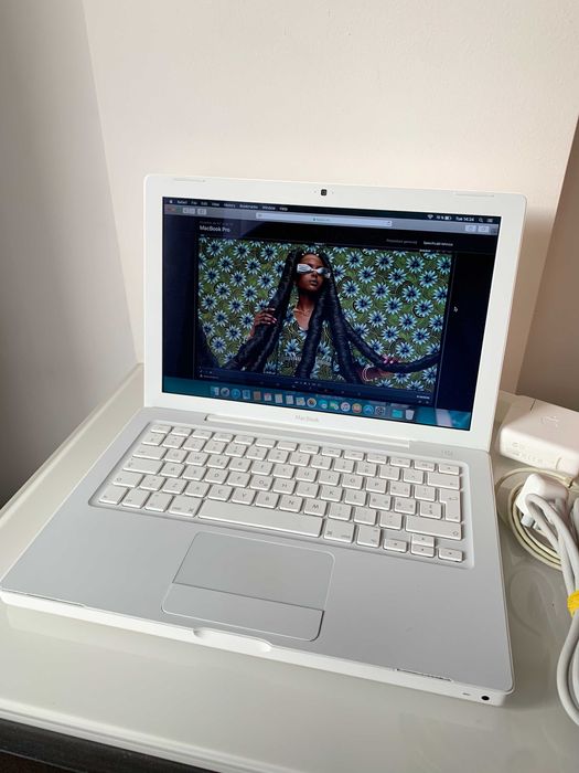 Apple MacBook 13” 2009 model A1181 stare bună laptop