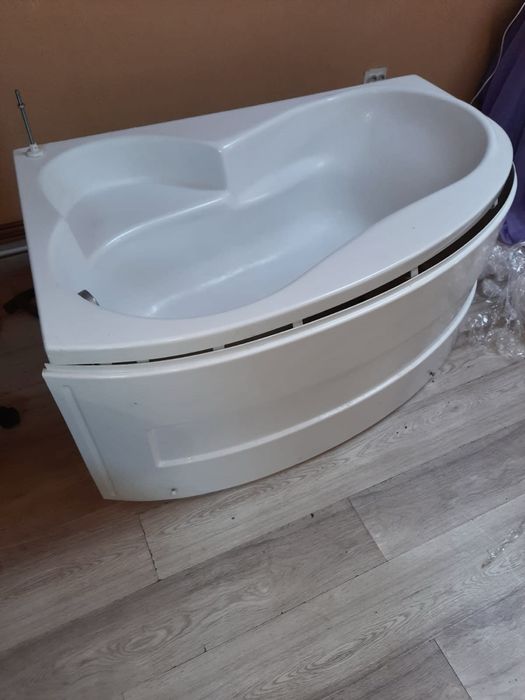 Cada de baie pe colt