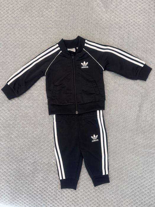 Оригинален екип на Адидас, за бебе на 3-6 месеца, 68 см. Като нов!