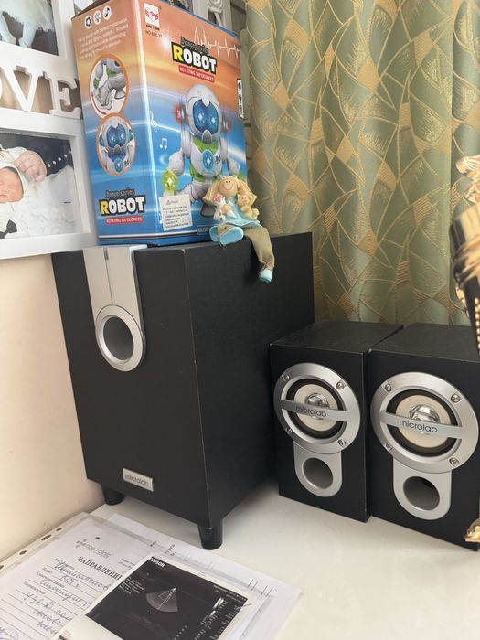 Компьютер с процессором, клавиатура мышь, колонки