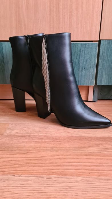 Черни боти на ток