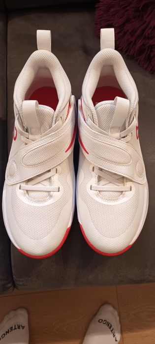 Vând adidasi Nike Team Hustle D11