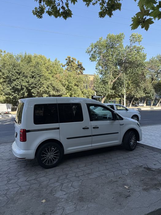 Wolks vagen Caddy sotiladi