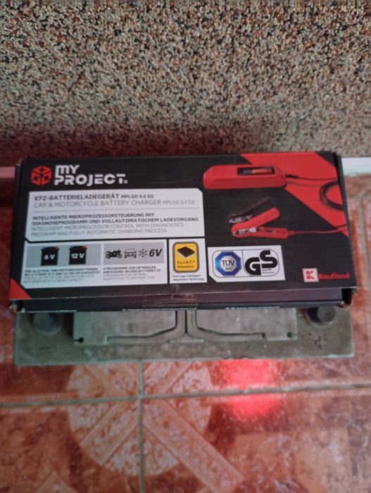 Încărcător baterie auto