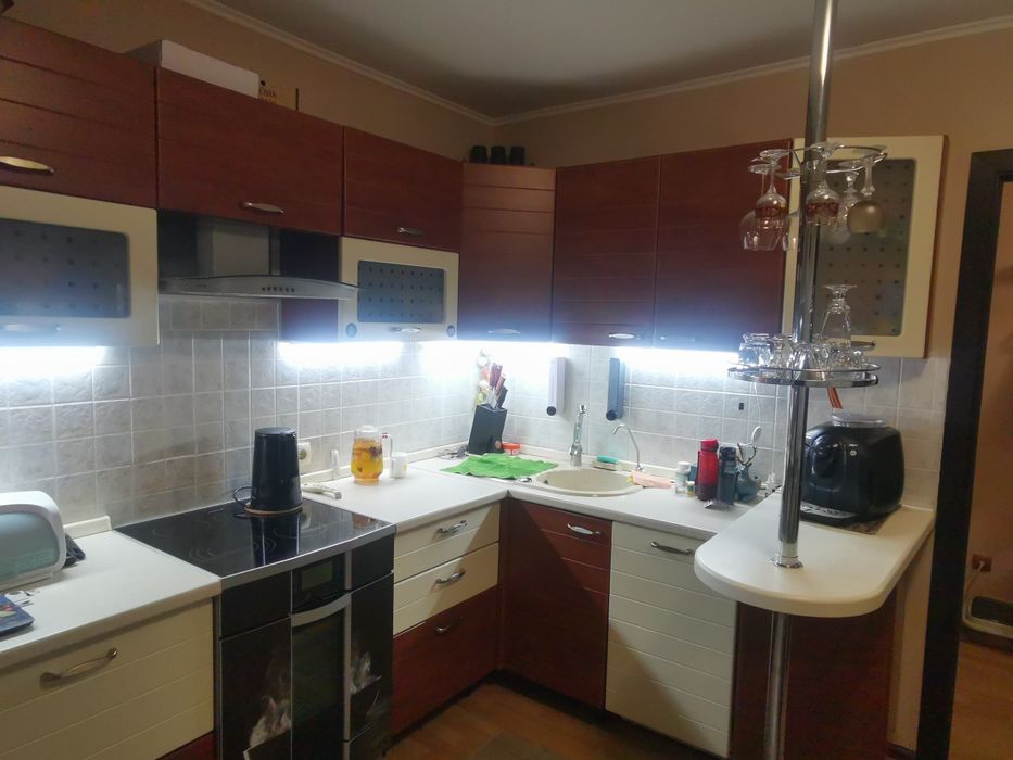 Продам кухню с плитой и вытяжкой