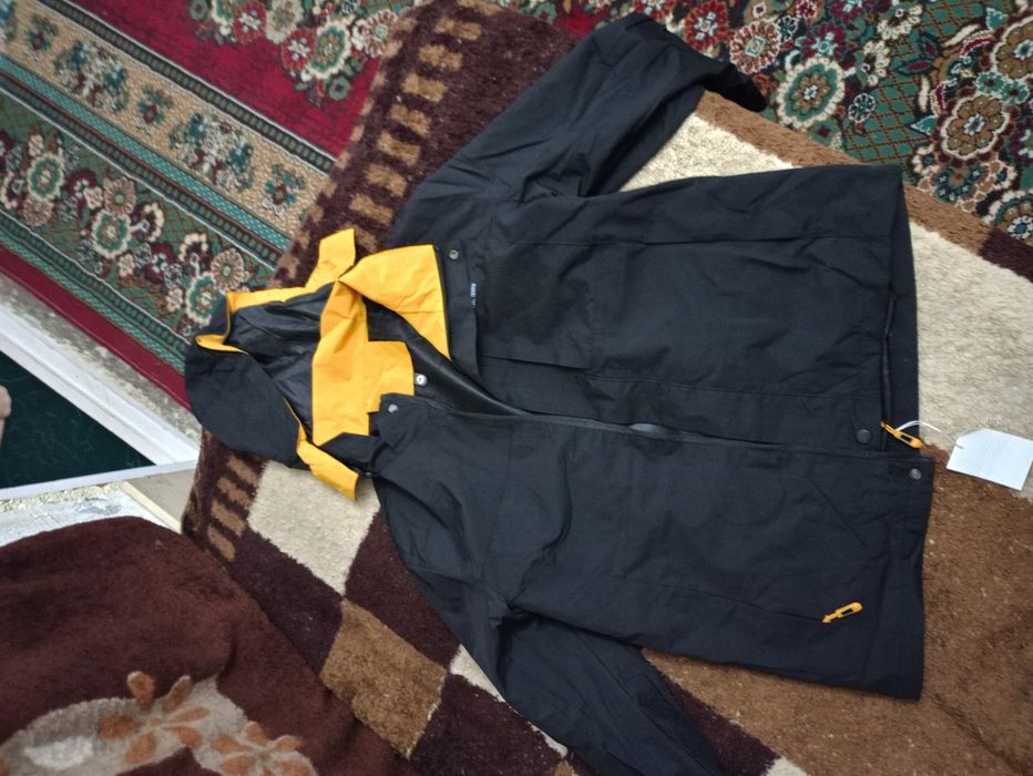 Куртка новая ни разу не одевали