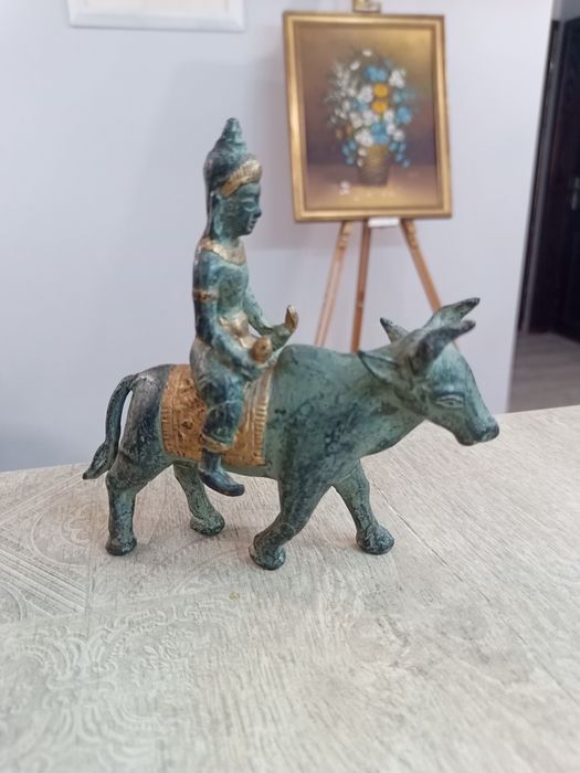 Статуетката изобразява Бог Яма (Владетелят на Правосъдието),