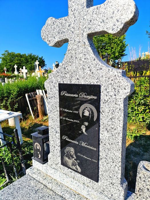 Grilaj , gard , cruce ,fotogravura,scris,masa,felinar mormant