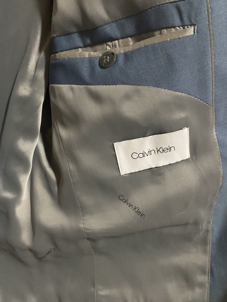 Vând costum Calvin Klein