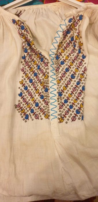 Ie tradițională brodata cu mărgele si paiete, model deosebit